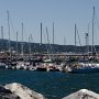 <p align=left>Le lendemain matin, le soleil luit enfin. Venteux, mais on nous dit que ce fut ainsi une bonne partie de l'été. La marina de Sainte-Anne-des-Monts: je me demande toujours si les voilliers appartiennent à des villégiateurs de passage ou à des gens de la municipalité.